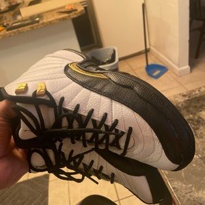 Size 4 taxis Jordan 12s like brand new
